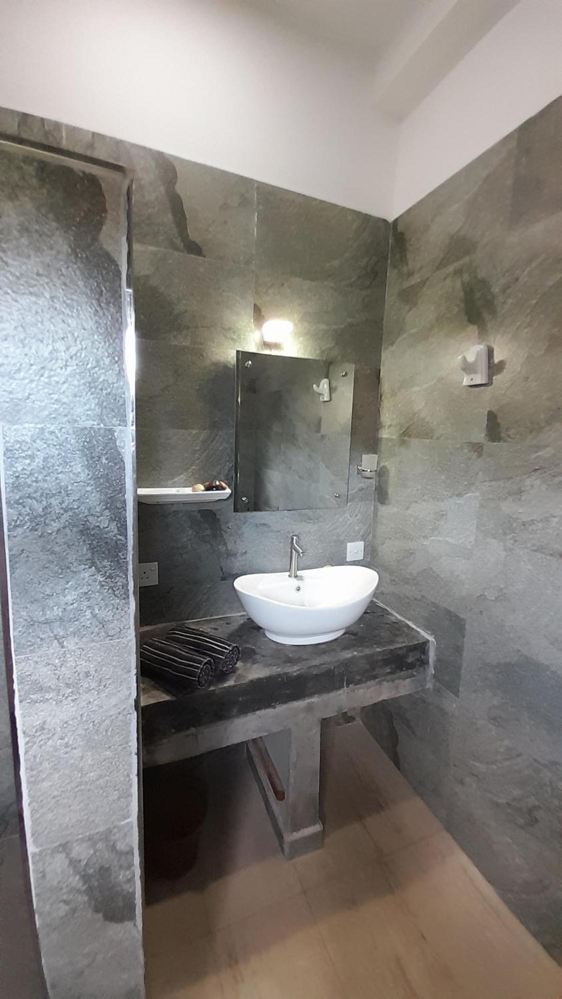 Srimany Bed & Breakfast Мириса Екстериор снимка